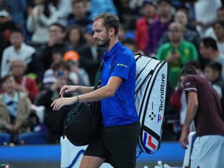 Šokujúci koniec famózneho duelu Medvedeva s Djokovičom: Rus zasiahol diváka a bol diskvalifikovaný!