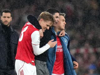 Najprv Saka, potom rozhodca: Španielske médiá hromžia, Arsenal naďalej sníva sladký sen o double