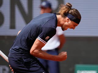 Očakávaný päťseťák sa nekonal: Súboj Zvereva s Menšíkom určil prvého finalistu French Open