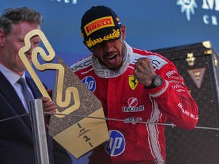 Famózny Lewis Hamilton dobyl Barcelonu a zapísal sa do histórie: Nečakané zlyhanie Antonelliho