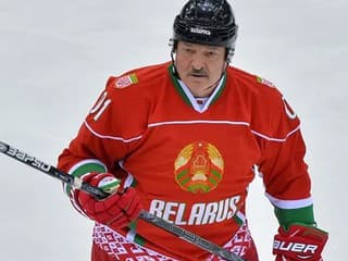 VIDEO Lukašenko spadol ako vrece zemiakov: Bývalý hráč KHL ho v zápase nečakane zostrelil