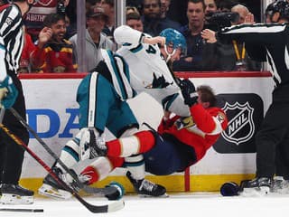 VIDEO Regenda má za sebou prvú bitku v NHL: Zastal sa spoluhráča a súperovi riadne naložil!