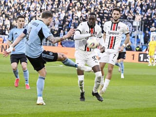 VIDEO Šokujúce scény! Konflikt v kotli fanúšikov Spartaka Trnava, fanúšika museli ratovať