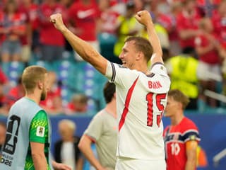 MS VO FUTBALE 2026 Machroval pred dievčatami a tvrdo pykal: Anglický obranca zaujal nezvyčajným hendikepom