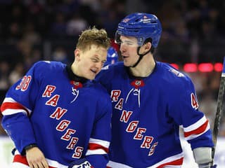 VIDEO Otvárací gól aj premiérová bitka v NHL: Adam Sýkora zažaril proti víťazovi Stanley Cupu