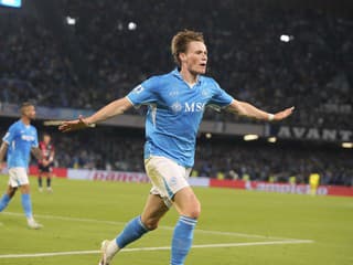 FOTO Najlepší hráč Serie A nikoho nezaujímal: Pozornosť mu ukradla jeho krásna partnerka v odvážnych šatách