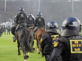 VIDEO Čisté šialenstvo v Nemecku: 1400 policajtov a kone v akcii, zranenia utrpelo 85 ľudí