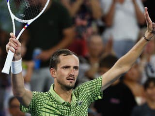 VIDEO Medvedev senzačne vyradil Alcaraza: Vo finále si zmeria sily so Sinnerom