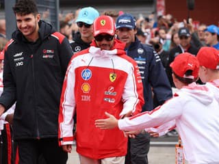 Lewis Hamilton aktérom nebezpečného incidentu: Ferrari bolo po pretekoch ihneď na pretrase