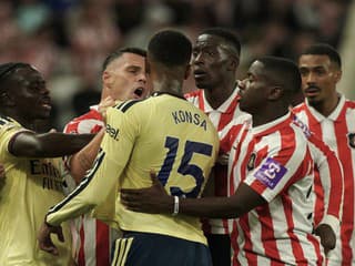 Poškodenie majstra v priamom prenose: Arsenal čelil maximálne vymyslenej penalte