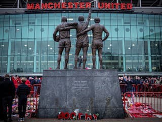 VIDEO Už navždy vyučuje vo futbalovom nebi: Kráľ Manchestru United odišiel z tohto sveta priskoro