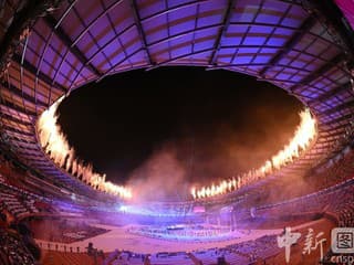 VIDEO Tisíce prázdnych miest: Extrémny vietor ovplyvnil návštevnosť otváracieho ceremoniálu hier