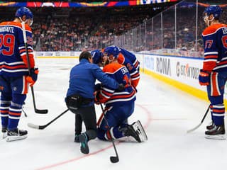 VIDEO Celý štadión stíchol: Opora Edmontonu utrpela nepríjemné zranenie, z ľadu mu museli pomôcť