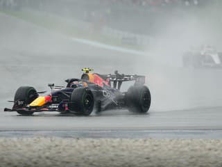VIDEO Totálne fiasko F1 v zahrievacom kole: Štart Veľkej ceny Bahrajnu je odložený