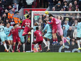 VIDEO Slovenská stena na Anfielde: Dúbravka zneškodnil penaltu a zdeptal Liverpool