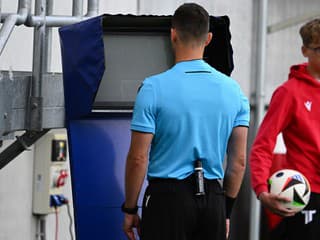 Koniec klasickému futbalu? Systém VAR dostane právomoci, ktoré môžu totálne zmeniť priebeh zápasu