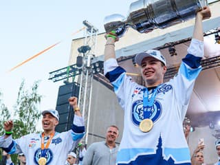 Nonstop so Sýkorom, potom prejavil nitrianske srdce: Chrenko naskočil rovno z lietadla na pľac