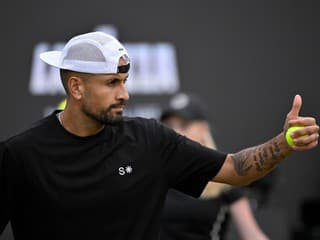 VIDEO Pútavý súboj dvoch excentrických búrlivákov: Kyrgios po polročnej pauze s víťazným návratom