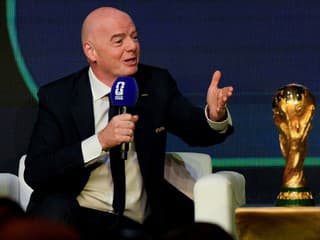 Fanúšikom leží v žalúdku: Šéf FIFA celou dušou bráni ceny drahých vstupeniek na MS