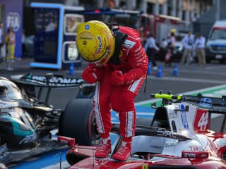 Hamilton má po troch rokoch pole position! Zvláštny záver kvalifikácie, Verstappen hromžil