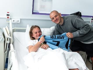 FOTO Nádherné gesto pre zranenú fanúšičku Sofiu: Po operácii ju prekvapila návšteva zo Slovana