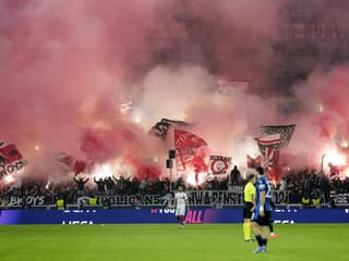 Toto do futbalu naozaj nepatrí: Mladého podávača lôpt zranili rozhorčení fanúšikovia