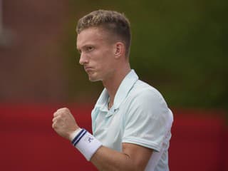 Alcaraz postúpil, ďalej ide i český tenista po tvrdej bitke, nasadený Američan s veľkými problémami