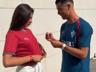 VIDEO Georgina, toto mu dovolíš? Ronaldo sa fanúšičke podpísal na chúlostivé miesto!