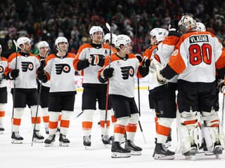 FOTO+VIDEO Fanúšik NHL tímu má vlastné plány: Daroval pápežovi rekvizitu