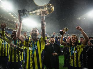 Triumf v istanbulskom derby: Kapitán Milan Škriniar doviedol Fenerbahce k Superpoháru