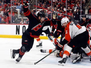 VIDEO Carolina zavŕšila v predĺžení veľký obrat, Vegas vstúpilo do série úspešne