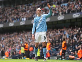 Zápas, ktorý môže rozhodnúť o titule: Futbalové Anglicko zažije v nedeľu večer zastavenie času