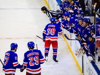 VIDEO Sýkora si získal srdcia Rangers! Tréner ho vychválil do nebies, pozrite na reakcie jeho spoluhráčov