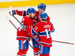 VIDEO Slafkovský započal hladký triumf Montrealu, Dvorský bol pri vysokej výhre