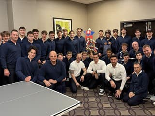 VIDEO Hokejová dvadsiatka si užila štedrú večeru: Najmladší spievali vianočnú koledu