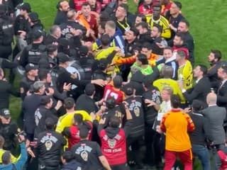 VIDEO Škrabance, ťahanie za vlasy ako ženy a potýčky: Škriniar zažil divoké istanbulské derby