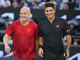 VIDEO Roger Federer po boku legiend: Australian Open premiérovo odštartoval veľkolepou šou