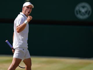 Kanár a bolo vymaľované: Domáca senzácia opäť šokovala Wimbledon, v ceste do finále mu stojí Zverev