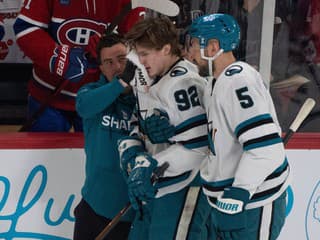 VIDEO Slafkovský to videl na vlastné oči: Spoluhráč Regendu sa po brutálnom ataku nevedel postaviť