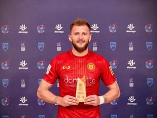VIDEO Zafixované okná, hluk do rána a spoluhráči odvšadiaľ: Slovenský futbalista zažíva ozajstnú exotiku