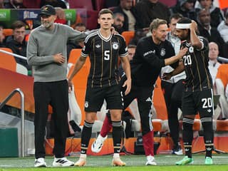 Jeden zápas, dva debuty: Klopp videl množstvo pozitív, podľa Xaviho bolo Holandsko lepšie