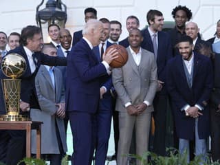 FOTO Biden privítal v Bielom dome šampiónov NBA: Jeden starý Ír vám môže povedať, gratulujem