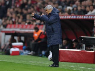 Pred odchodom na Slovensko nepríjemná rana: Tréner Rumunska po kolapse skončil v nemocnici