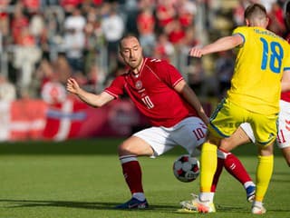 Zrútil sa na trávnik a všetci prestali dýchať: Dánsky lekár informoval o stave Eriksena