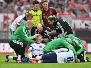 Krvavé momenty v Bundeslige: Desivá zrážka vyradila z hry dvoch spoluhráčov