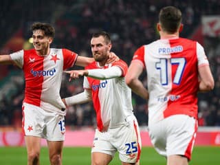 Pražské derby plné emócií s červenou kartou sa nedohralo: Zápas poznačil napadnutie hráčov fanúšikmi