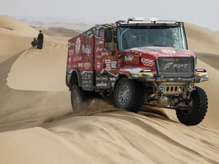 Desivé VIDEO z Dakaru: Kolízia dvoch českých rivalov, Macík narazil do Lopraisovho kamiónu
