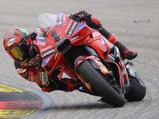 Ziskom pole position vyvinul na lídra veľký tlak: Záverečné podujatie MotoGP sľubuje napínavý boj