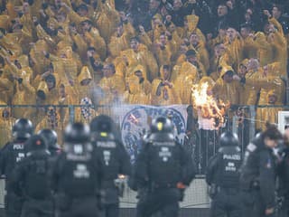 VIDEO Čistá divočina v Nemecku: Na trávnik musela prísť polícia, bláznivé výtržnosti
