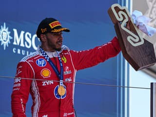 It´s Hammer Time! Hamilton očaril Ferrari aj celý formulový svet, chce sa zapojiť do boja o titul